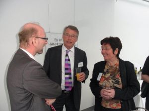 Geschäftsführer Hans-Peter Schons und Präsident Böge begrüßen die baden-württembergische Europaabgeordnete Elisabeth Jeggle.