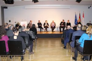 Auf dem Podium (v.l.n.r.): H.-P. Schons (ADT/FESASS), P. Lecchini (IT), L. Evain (FR), F. Wildschutz (LU), U. Herzog (AT), L. Björnerot (SE), J. Birres (SK)
© Hessische Landesvertretung