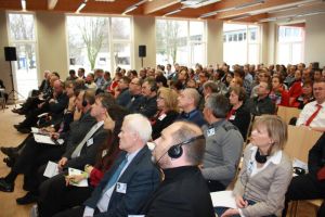Das Forum der Lehrschau in der Landesanstalt für Landwirtschaft war voll: Rund 180 Landwirte und Tierärzte aus dem In- und Ausland informierten sich über den Stand der BVD-Bekämpfung in Europa.