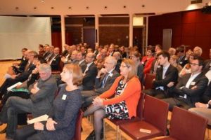 Der Saal war bis zum letzten Platz gefüllt (der freie Stuhl vorne gehört dem Fotografen).