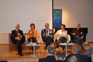 Auf dem Podium diskutieren (v.l.n.r.): Albert Deß (CSU), Ulrike Müller (FW), Reimer Böge (CDU), Maria Noichl (SPD) und Martin Häusling (Bündnis90/Die Grünen)