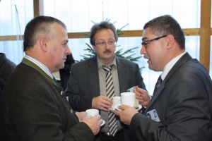 Hervorragende Vorträge gaben Anlass zu engagierter Diskussion:
 - v.l.: Walter Heidl (Präsident des Bayerischen Bauernverbandes), Dr. Andreas Randt (Leiter des Tiergesundheitsdienst Bayern), Dr. Johann Damoser (stellvertretender Landestierarzt Österreich).