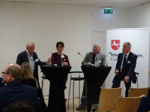 Auf dem Podium (v.l.n.r.): Peter Jahr, Ulrike Müller, Martin Häusling und Reimer Böge