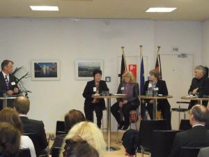 Reimer Böge moderierte die Podiumsdiskussion mit Elisabeth Jeggle, Ulrike Rodust, Britta Reimers und Martin Häusling (v.l.n.r.).