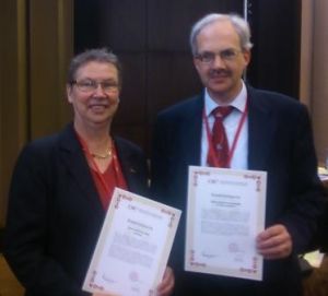 Dr. Karin Schwabenbauer und Dr. Herbert Weinandy vom BMEL mit den OIE-Urkunden
