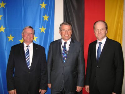 v.l.n.r.: Josef Hannen (ADR), ADT-Präsident Reimer Böge, Vizepräsident Hans-Benno Wichert (ZDS)