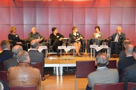 Auf dem Podium waren diesmal (v.l.n.r.): Inga Schiefler (FBF), Martin Häusling (Bündnis 90/Die Grünen), Maria Noichl (SPD), Bianca Lind (ADR), Ulrike Müller (Freie Wähler) und Albert Dess (CSU)